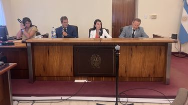 Los jueces del Tribunal Oral en lo Criminal 1: Ignacio Uthurry, Marcela Santoro y Guillermo Burrone condenaron al padrastro. Los jueces del Tribunal Oral en lo Criminal 1: Ignacio Uthurry, Marcela Santoro y Guillermo Burrone condenaron al padrastro.
