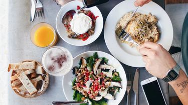 Esta nueva etapa de la Ruta Sin Gluten amplía el recorrido e incluye más barrios y propuestas gastronómicas. Se suman entrevistas y espacios que abarcan tanto restaurantes 100% aptos para celíacos como bodegones tradicionales que han incorporado opciones sin gluten a sus menús. Esta nueva etapa de la Ruta Sin Gluten amplía el recorrido e incluye más barrios y propuestas gastronómicas. Se suman entrevistas y espacios que abarcan tanto restaurantes 100% aptos para celíacos como bodegones tradicionales que han incorporado opciones sin gluten a sus menús.