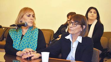 Raquel Hermida Leyenda en la sala de audiencias del Tribunal Oral en lo Criminal 1 de Pergamino junto a Mafalda Secreto. Raquel Hermida Leyenda en la sala de audiencias del Tribunal Oral en lo Criminal 1 de Pergamino junto a Mafalda Secreto.