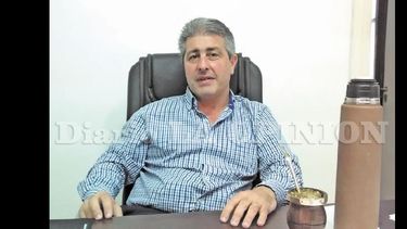 Javier Martínez, relajado en su despacho, dialogó con LA OPINION a agenda abierta. (LA OPINION)