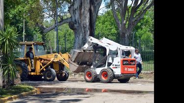 Importante operativo de limpieza se dispuso ayer en las zonas alcanzadas por las aguas del Arroyo. Una gran cantidad de residuos se retiraron de la vía pública. (LA OPINION)