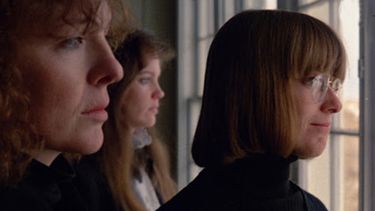 Interiors, de Woody Allen, propone un intenso retrato de los vínculos familiares atravesados por la fragilidad emocional y los conflictos no resueltos. Interiors, de Woody Allen, propone un intenso retrato de los vínculos familiares atravesados por la fragilidad emocional y los conflictos no resueltos.