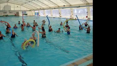 Buena respuesta de la gente a los programas de natación. (LA OPINION)