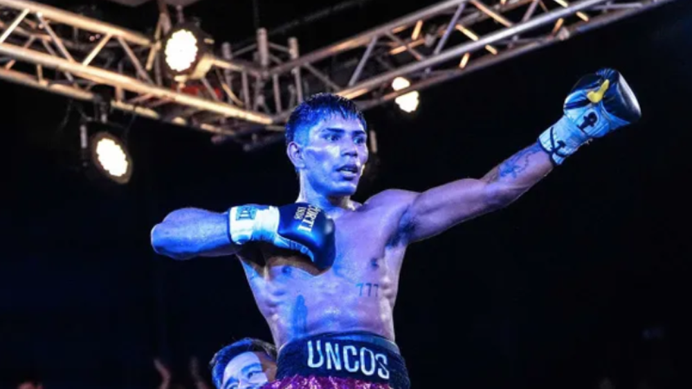 El boxeador de Ramallo, Juan Cruz Uncos, tendrá este sábado una de las peleas más importantes de su carrera cuando enfrente al platense Ayrton Giménez por el título latino superpluma de la OMB, en una velada que se desarrollará en el Polideportivo Víctor Nethol de La Plata y será televisada por TyC Sports. El boxeador de Ramallo, Juan Cruz Uncos, tendrá este sábado una de las peleas más importantes de su carrera cuando enfrente al platense Ayrton Giménez por el título latino superpluma de la OMB, en una velada que se desarrollará en el Polideportivo Víctor Nethol de La Plata y será televisada por TyC Sports.