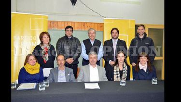 Rosario Salgado, Héctor Escalera, Juan Motta, Fernando Caldentey; Facundo Ardusso, Paola Torigino, Karim Dib, Javier Martínez, Julieta Rotger y Ethel Zulli durante el lanzamiento del programa. (LA OPINION)