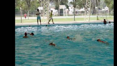Esperan más gente para los próximos días en la pileta del Parque General San Martín. (LA OPINION)