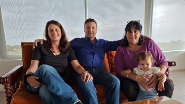 Academia Hermanos Pérez en LA OPINION: Yanina, Juan Daniel Pérez y Angela Mercedes Pérez, junto a la pequeña Luba Guerrini.