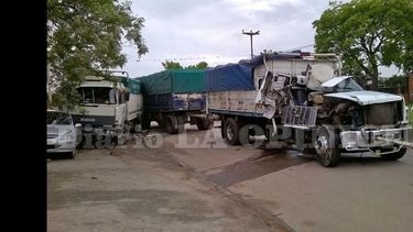 Dos camiones y dos autos se vieron involucrados en un choque en cadena