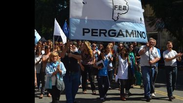 La gobernadora convoca a los gremios docentes pero no para discutir salarios. (ARCHIVO LA OPINION)