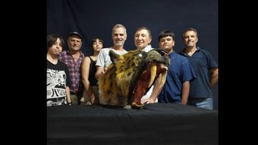 El Grupo Conservacionista de Fósiles del Museo Paleontológico de San Pedro con la recreación de la cabeza a escala real de un smilodon, realizada por el paleoartista Miguel Lugo.