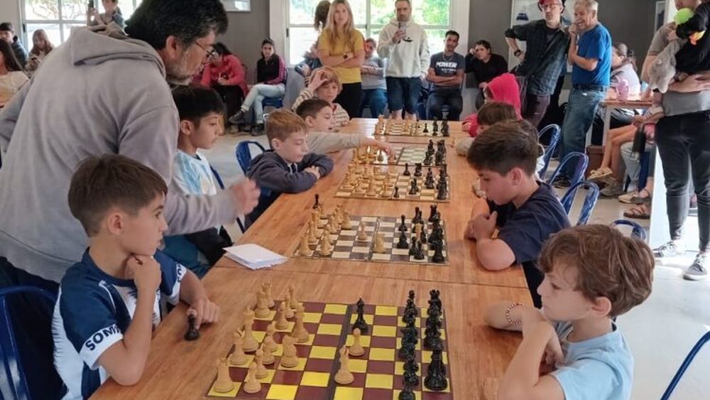 San Nicolás vivió una verdadera fiesta deportiva con la realización del Torneo Juvenil Nicoleño de Ajedrez, un evento que reunió a cerca de cuarenta chicos y adolescentes en las instalaciones del club Somisa. La jornada, cargada de sana competencia, compañerismo y mucha concentración, tuvo como objetivo coronar a los nuevos campeones nicoleños juveniles en cada categoría. San Nicolás vivió una verdadera fiesta deportiva con la realización del Torneo Juvenil Nicoleño de Ajedrez, un evento que reunió a cerca de cuarenta chicos y adolescentes en las instalaciones del club Somisa. La jornada, cargada de sana competencia, compañerismo y mucha concentración, tuvo como objetivo coronar a los nuevos campeones nicoleños juveniles en cada categoría.