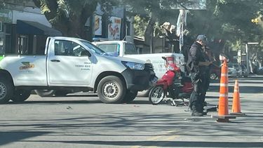 La camioneta se disponía a atravesar la avenida Yrigoyen y la moto se desplazaba por el carril de la avenida Yrigoyen. La camioneta se disponía a atravesar la avenida Yrigoyen y la moto se desplazaba por el carril de la avenida Yrigoyen.