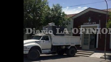 Momento de la entrega de materiales en la EEP Nº 3 de Manuel Ocampo. (LA OPINION)