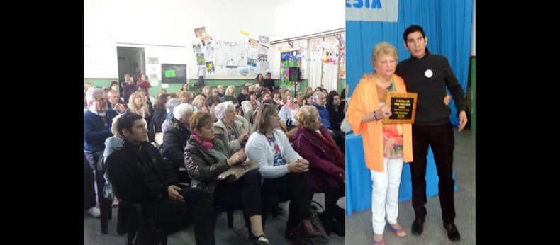 Rosalía Bojanich, que concurría al taller de Torres Erill, entregó el reconocimiento a Luciano Bravo, el alumno más joven. (BIBLIOTECA ALMAFUERTE)
