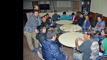 Dirigentes y vecinos del barrio Desiderio de la Fuente se reunieron anoche tras anoticiarse de la intimación. (LA OPINION)