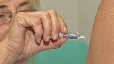 Recomienda el Dr. Walter Montenegro la vacunacion contra la FHA en San Nicolás.