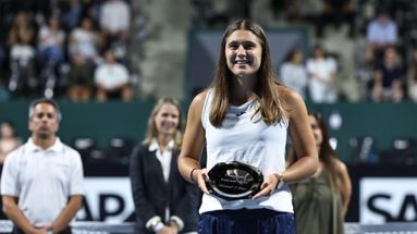 Julia Riera durante la premiación tras su triunfo en sets corridos ante Jazmín Ortenzi.