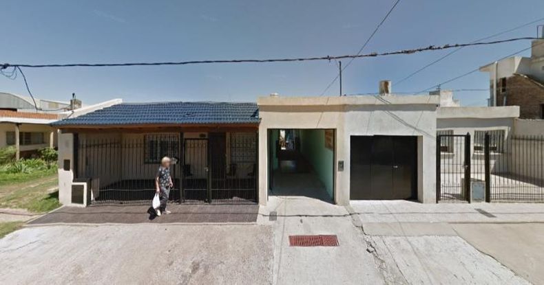 El dueño de casa se encontraba dentro del baño dándose una ducha cuando alguien ingresó y sustrajo los elementos que encontró sobre una mesa.