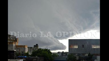 La fuerte tormenta de anteayer desde la vista de la Redacción de LA OPINION. (LA OPINION)