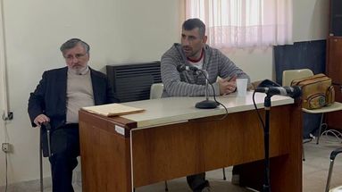 Iván Bolado en el juicio junto a su abogado defensor, Cristian Pérez, a quien desconoció como su presentante legal e intentó llevar adelante su propia defensa legal. Iván Bolado en el juicio junto a su abogado defensor, Cristian Pérez, a quien desconoció como su presentante legal e intentó llevar adelante su propia defensa legal.