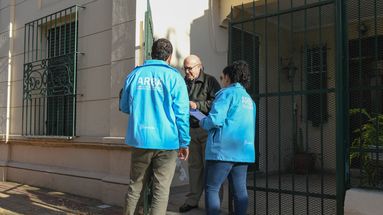 Comenzó el operativo puerta a puerta en la ciudad de La Plata, donde hay 1.557 jubilados y pensionados en condiciones de recibir el beneficio. Comenzó el operativo puerta a puerta en la ciudad de La Plata, donde hay 1.557 jubilados y pensionados en condiciones de recibir el beneficio.