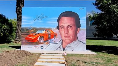 Un mural homenaje a Juan María Traverso comenzó a tomar forma en el Paseo de la Estación de Villa Ramallo, donde el artista plástico Gabriel Griffa se encuentra realizando las últimas pinceladas de la obra dedicada al histórico piloto del automovilismo argentino. Un mural homenaje a Juan María Traverso comenzó a tomar forma en el Paseo de la Estación de Villa Ramallo, donde el artista plástico Gabriel Griffa se encuentra realizando las últimas pinceladas de la obra dedicada al histórico piloto del automovilismo argentino.
