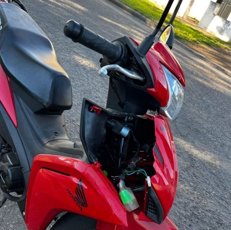 Motocicleta Honda Wave roja sustra&iacute;da en calle Carpani Costa.