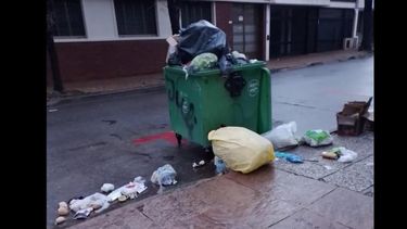 En forma permanente hay residuos ubicados incorrectamente en los contenedores de basura. En forma permanente hay residuos ubicados incorrectamente en los contenedores de basura.