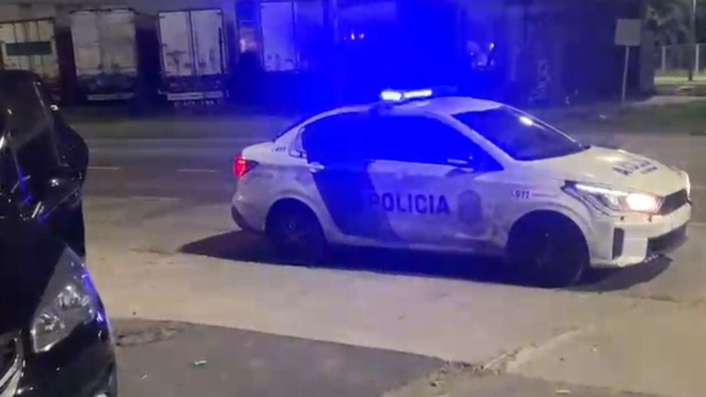 Un sospechoso escapó malherido y era seriamente buscado por fuerzas policiales en distintos sectores de la ciudad con rastrillajes en distintos barrios. Un sospechoso escapó malherido y era seriamente buscado por fuerzas policiales en distintos sectores de la ciudad con rastrillajes en distintos barrios.