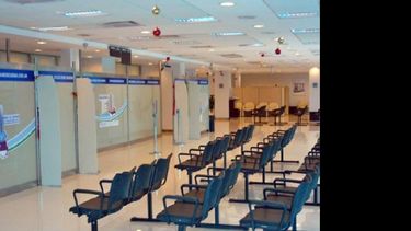 El paro de actividades afecta las últimas dos horas de atención al público en las entidades bancarias. (INTERNET)
