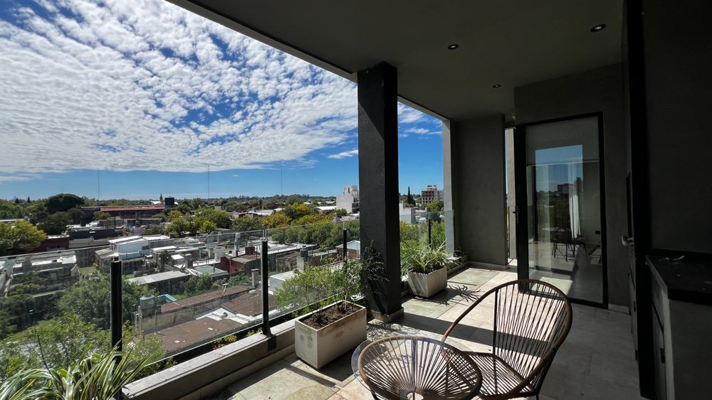El balcón terraza suma 20 metros cuadrados con parrilla, mesada y pileta de apoyo. El balcón terraza suma 20 metros cuadrados con parrilla, mesada y pileta de apoyo.