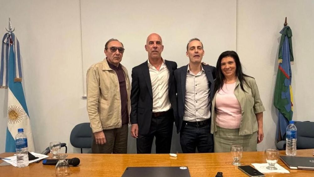 El fiscal general y presidente del Colegio de Magistrados, Daniel Gómez, junto a los disertantes: Dr. Lisandro Pellegrini (Subsecretario de Política Criminal bonaerense) y el Dr. Manuel Bouchoux (Juez del Tribunal de Casación Penal).