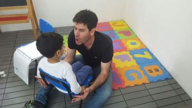 Claudio Trivisonno brindará una capacitación práctica y accesible, orientada a familias, docentes y profesionales que trabajan con personas con TEA. Claudio Trivisonno brindará una capacitación práctica y accesible, orientada a familias, docentes y profesionales que trabajan con personas con TEA.