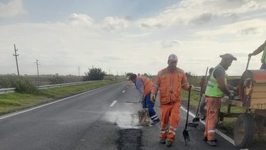 con ayuda de la delegacion de alfonzo realizaron obras de bacheo en la ruta nº 8 con ayuda de la delegacion de alfonzo realizaron obras de bacheo en la ruta nº 8