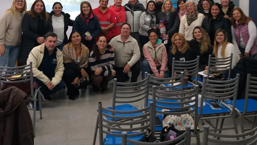 La Dirección de Defensa Civil de la Municipalidad de Zárate llevó adelante una nueva jornada de capacitación, esta vez destinada al personal del Colegio San Pablo, y enfocada en evacuación como así también planes de emergencia ante situaciones de riesgo. La Dirección de Defensa Civil de la Municipalidad de Zárate llevó adelante una nueva jornada de capacitación, esta vez destinada al personal del Colegio San Pablo, y enfocada en evacuación como así también planes de emergencia ante situaciones de riesgo.