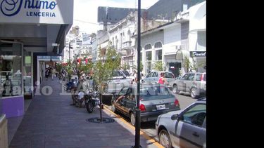 Para las fiestas es normal que se estacione en doble fila en el Centro. (LA OPINION)