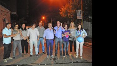 Pasadas las 20:00, Javier Martínez, junto a los militantes de Cambiemos, agradeció a los ciudadanos la compañía.  (LA OPINION)