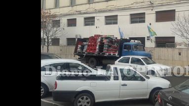 Camiones que reparten bebidas o encomiendas son los que mayores problemas generan en las calles. (LA OPINION)