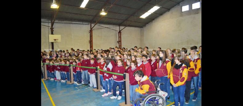 El acto se desarrolló en el patio cubierto del Colegio Icade. Previamente Omar Pacini y las oradoras de la ceremonia, colocaron una ofrenda floral al pie del monumento a San Martín. (LA OPINION)