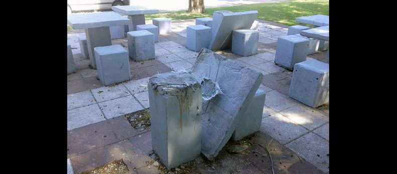 Parte de los elementos que se habían colocado semanas atrás quedaron tirados en el piso luego de los hechos vandálicos. (GOBIERNO DE PERGAMINO)