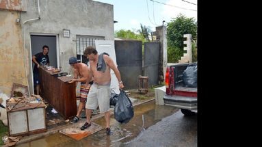 Desde la mañana los damnificados empezaron a limpiar y reacondicionar sus propiedades. (La opinion)