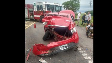 El impactó dejó cinco personas en el Hospital San José y dos automóviles destruidos. El impactó dejó cinco personas en el Hospital San José y dos automóviles destruidos.
