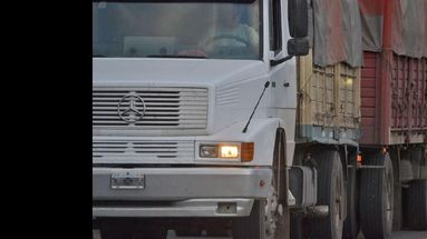 La circulación de camiones y distribuidores de bebidas en la ciudad es un descontrol a toda hora del día. (LA OPINION)