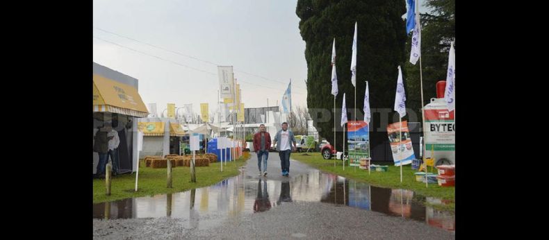 Debido a las lluvias de este sábado y a las previstas para el domingo, la Expo Rural se realizará además el sábado 16 y domingo 17. (LA OPINION)