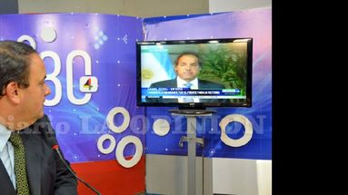 La conexión vía satélite permitió concretar la entrevista en vivo y en directo entre Luciano Zuccarelli y Daniel Scioli. (LA OPINION)