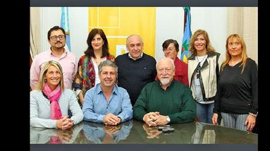 El intendente Martínez y los concejales coincidieron en apoyar la iniciativa provincial. (LA OPINION)