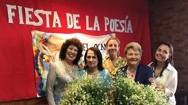 Las organizadoras de la edición 2024 de la Fiesta Nacional de la Poesía Silvina y Victoria Ocampo: María Luisa Posincovich, Marta Siciliano, Regina Olivera, Rosalía Bojanich y Paula Piazza.