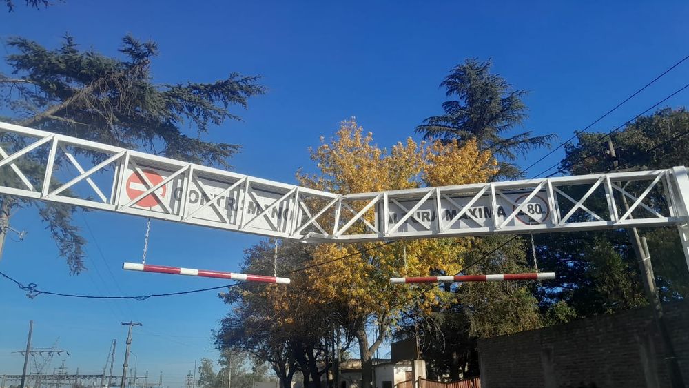 Seguridad vial en Pergamino: un camión dañó severamente el reductor de altura en calle Mansilla