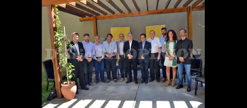 El intendente Javier Martínez estuvo acompañado por los integrantes del gabinete en lo que fue la realización del balance de la gestión municipal en 2016. (LA OPINION)