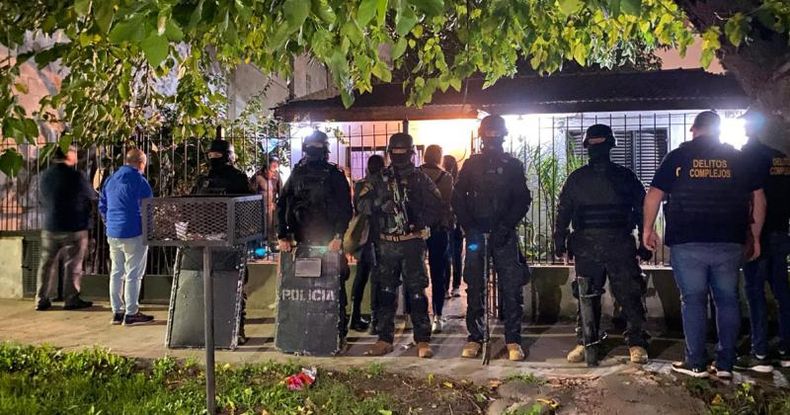 El allanamiento fue ordenado y practicado por  la fiscalía Nro 5 de Morón a cargo del Dr Claudio Oviedo en conjunto con el titular del Departamento de Cibercrimen de nuestra ciudad José María Cifuentes y al especialista  Martín Raisi.